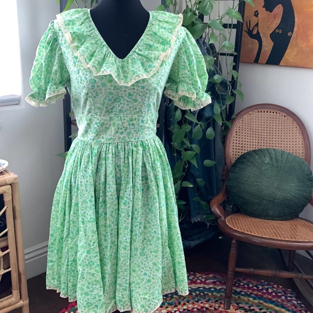 Vintage 50s Handmade Shamrock Green Floral Poof Sleeve Knee Length Dress - S/M